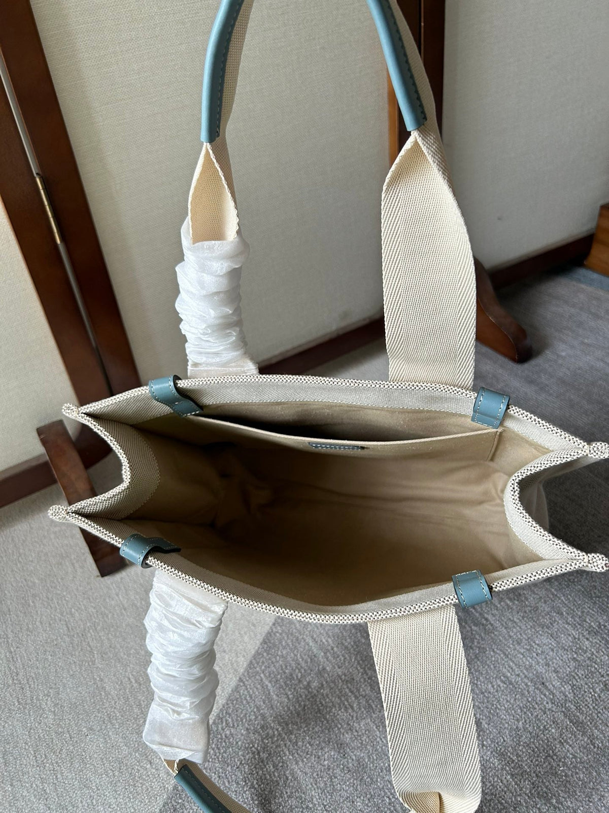 LAGRE WOODY TOTE BAG 45 IN BEIGE LINEN CANVAS BLACK WEBBING LOGO EMBROIDER BLUE CALFSKIN
