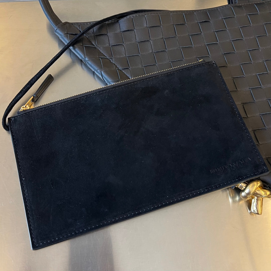 MEDIUM SOLSTICE 44 BLACK LAMBSKIN