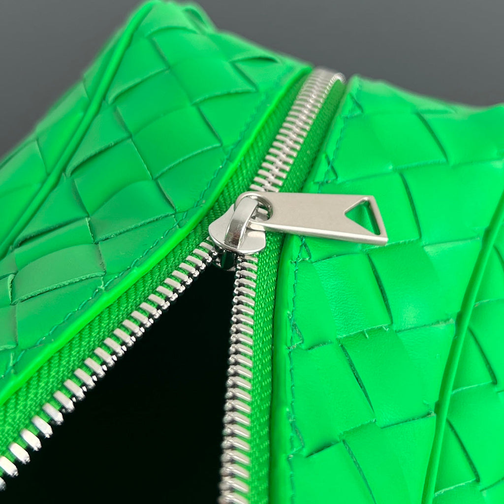 INTRECCIATO CLUTCH 26 IN MALACHITE GREEN CALFSKIN