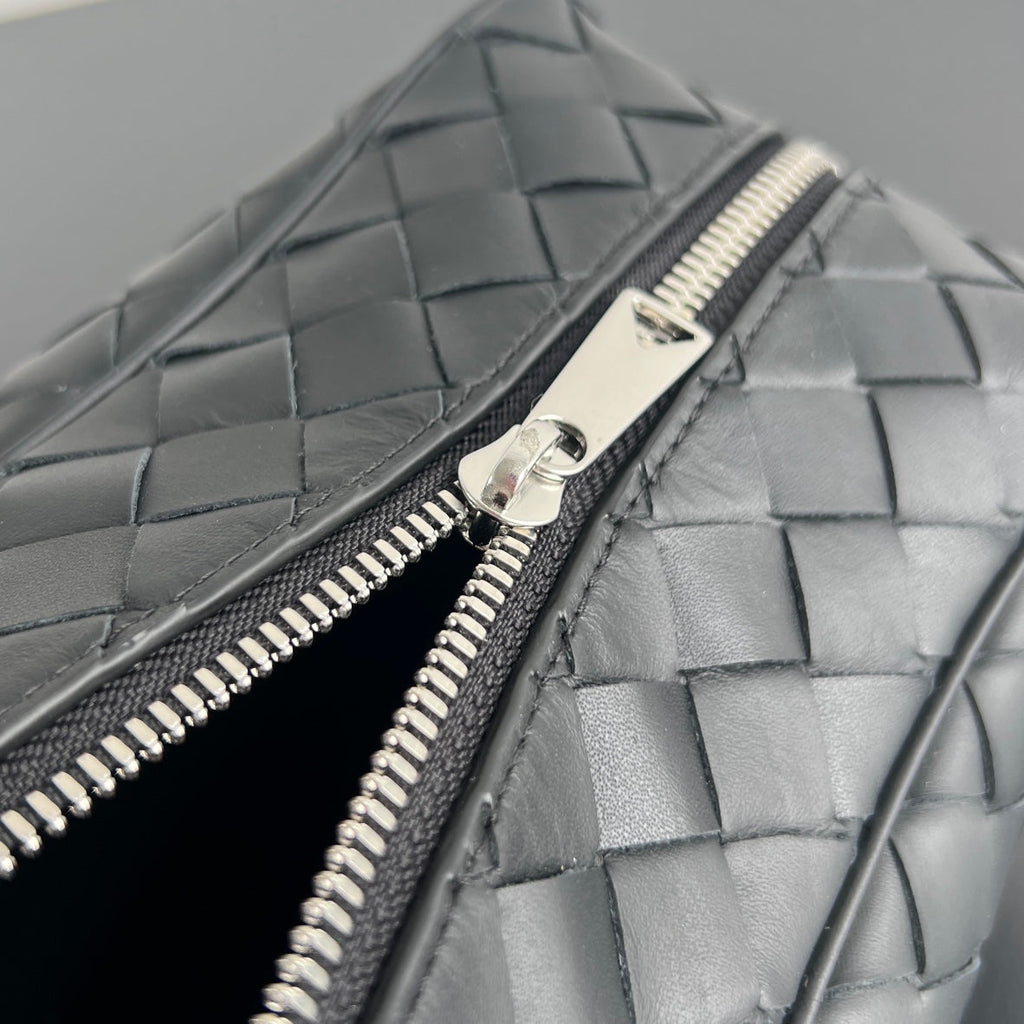 INTRECCIATO CLUTCH 26 IN BLACK CALFSKIN