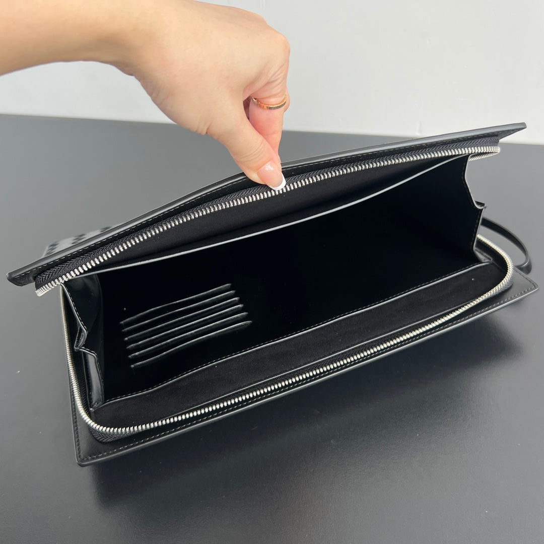 INTRECCIATO CLUTCH 32 IN BLACK SOFT CALFSKIN