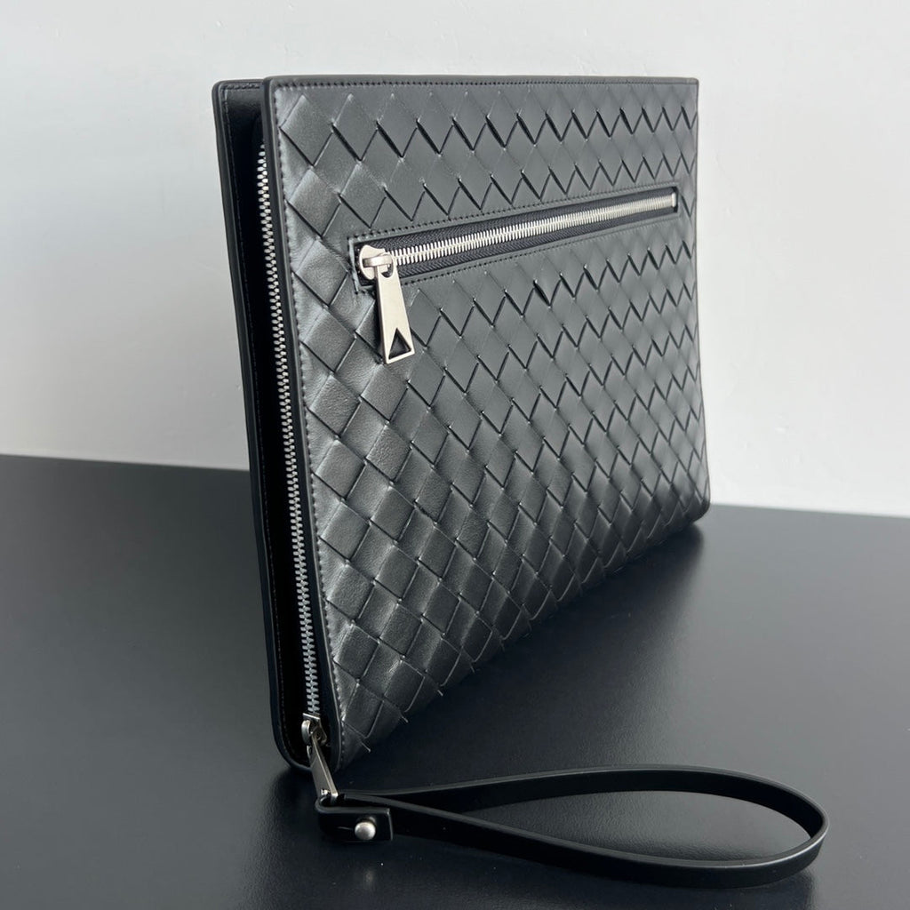 INTRECCIATO CLUTCH 32 IN BLACK SOFT CALFSKIN