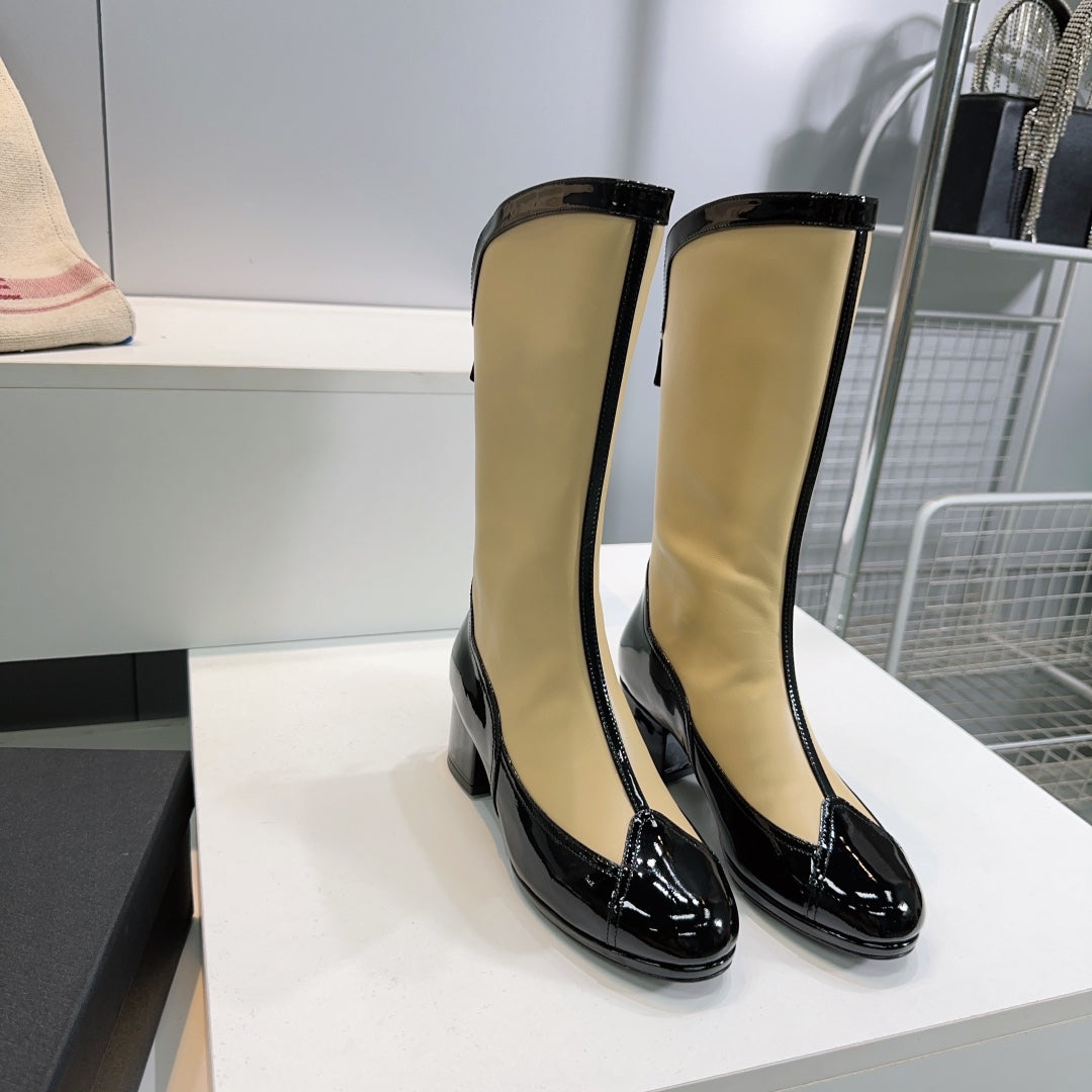 CHANEL SHORT BOOTS 25S 45 MM IN BEIGE AND BLACK LAMBSKIN