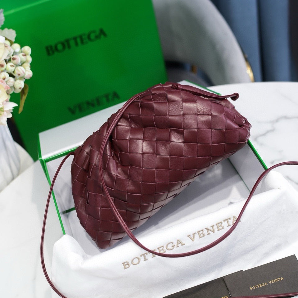 INTRECCIATO POUCH 22 IN BURGUNDY LAMBSKIN