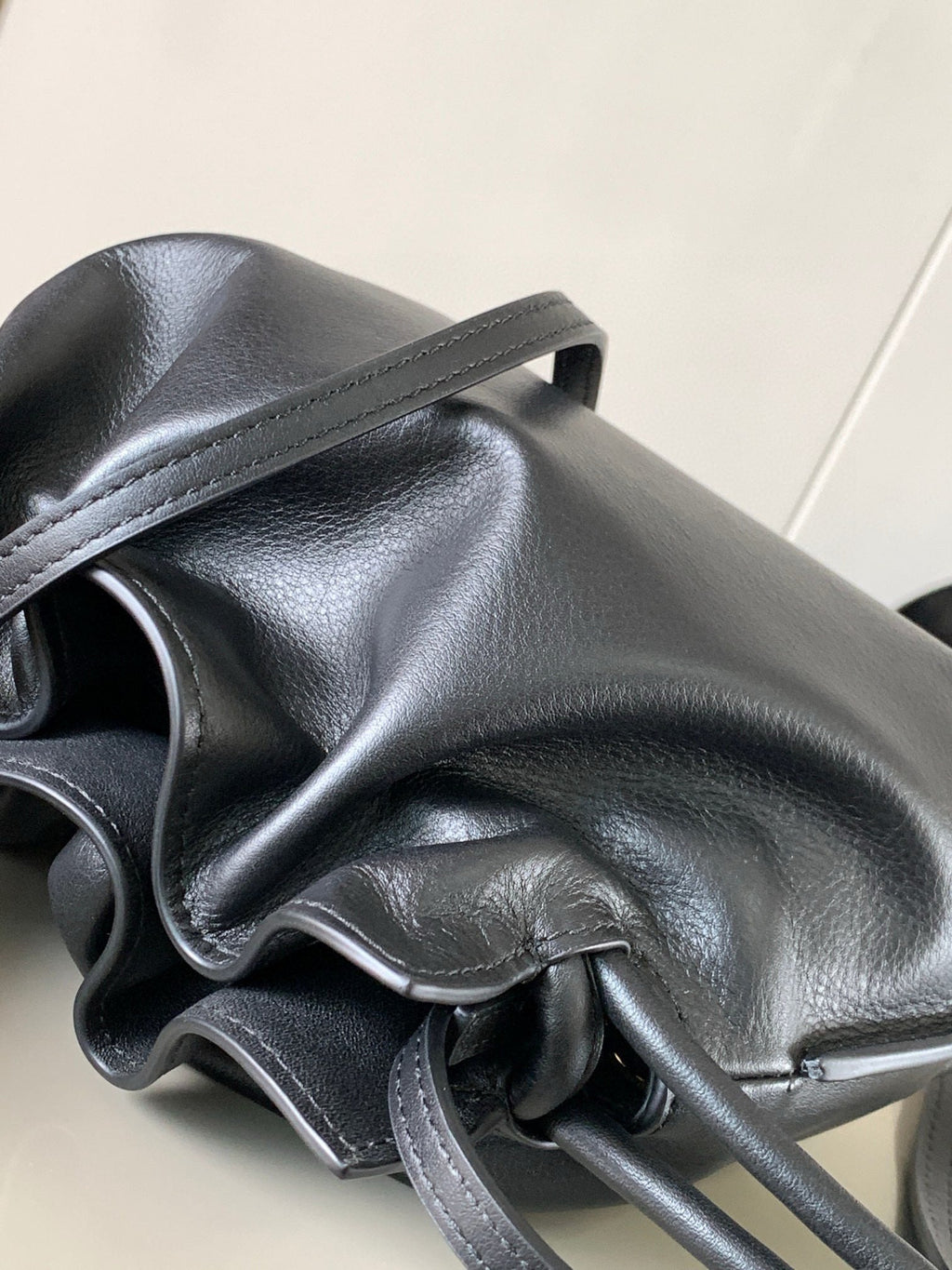 LOE MEDIUM 30 FLAMENCO KNOT IN BLACK LAMBSKIN