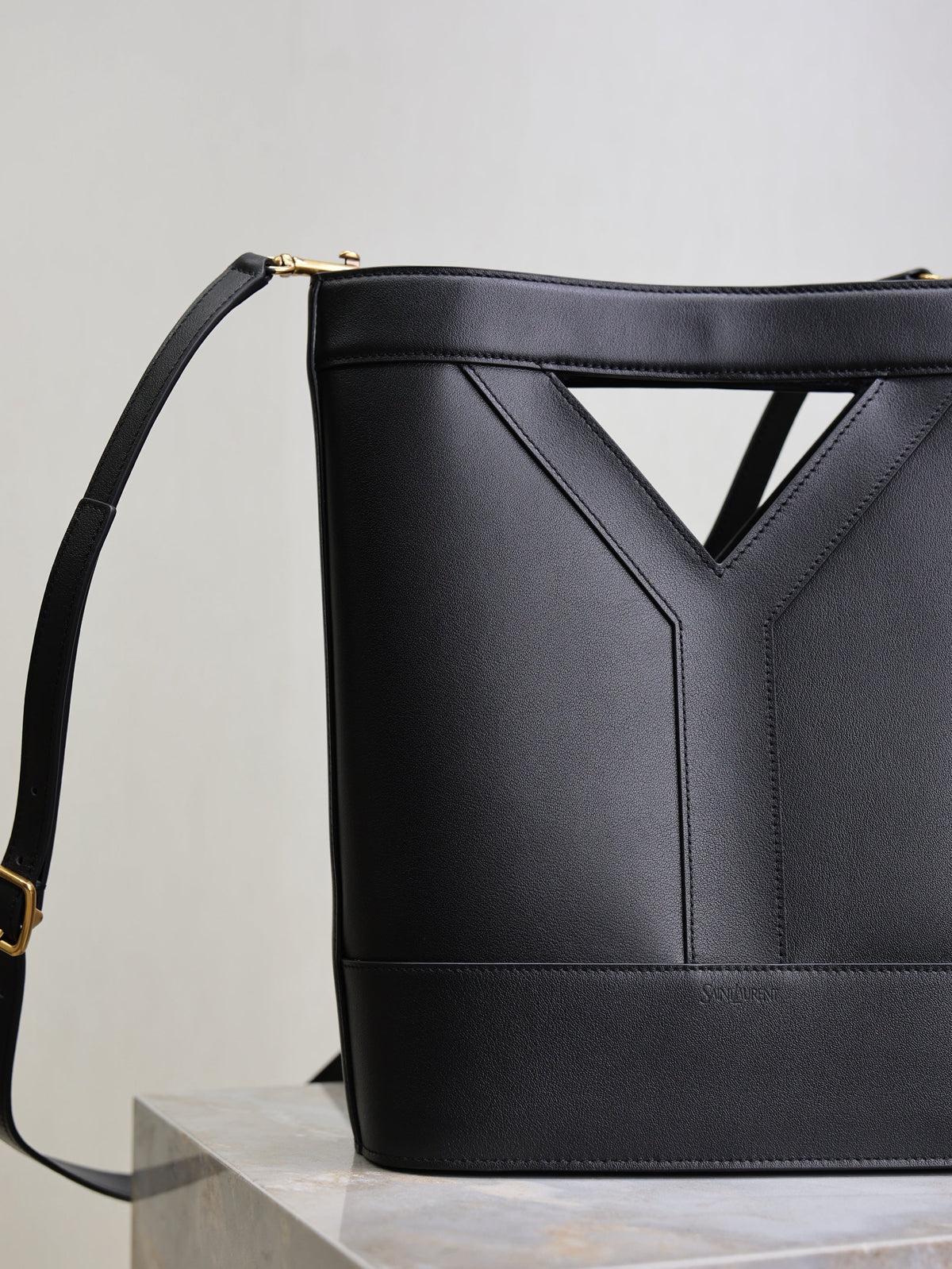 YSL 25S Y SMALL BUCKET 29 IN BLACK CALFSKIN GOLD HARDWRE