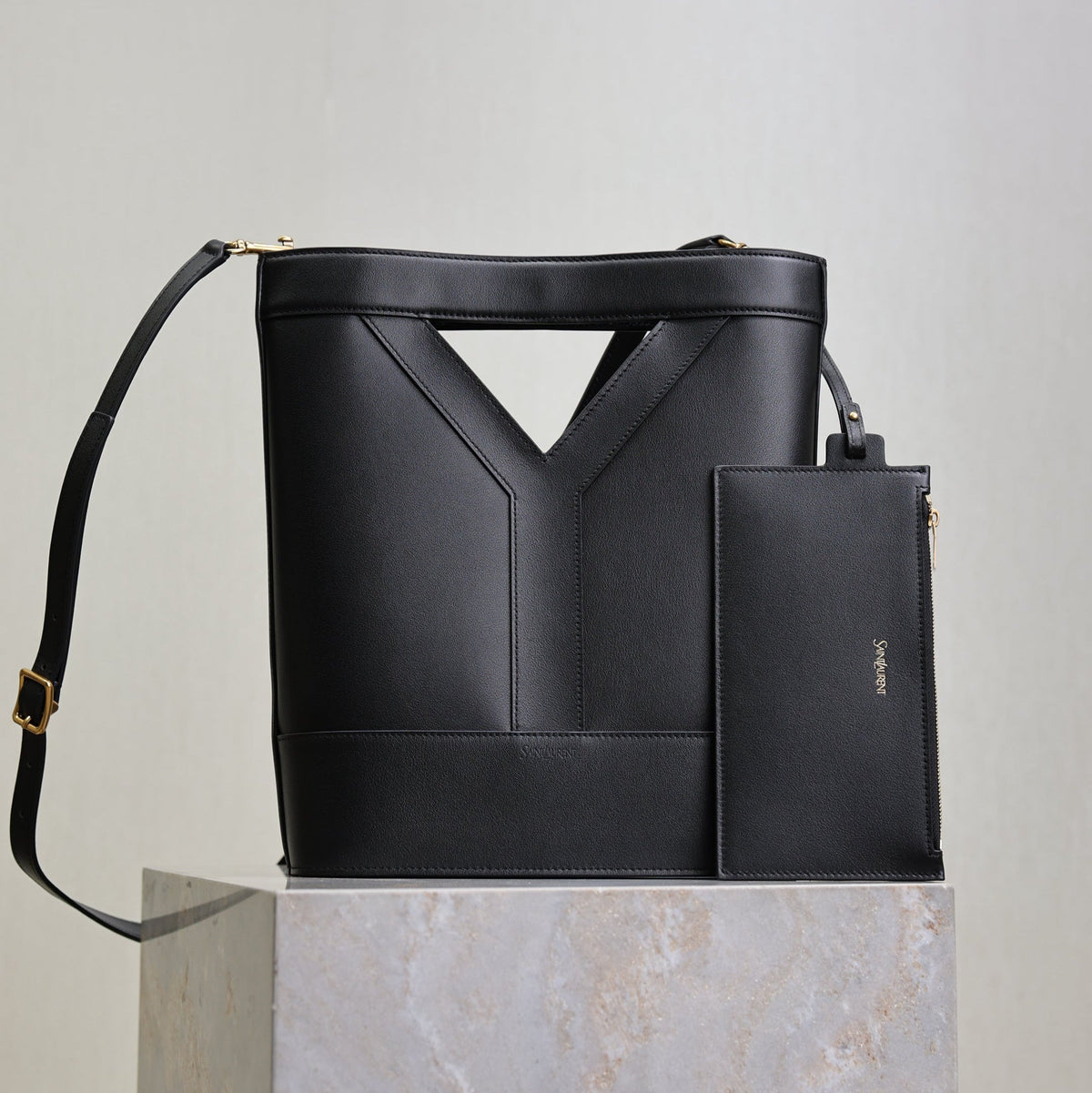 YSL 25S Y SMALL BUCKET 29 IN BLACK CALFSKIN GOLD HARDWRE
