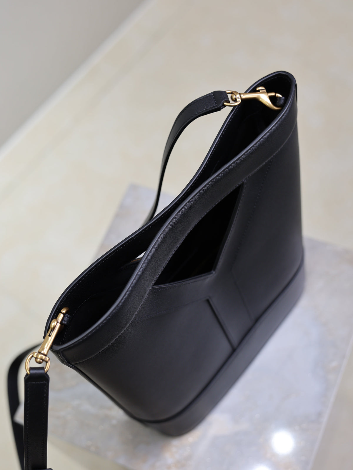 YSL 25S Y SMALL BUCKET 29 IN BLACK CALFSKIN GOLD HARDWARE