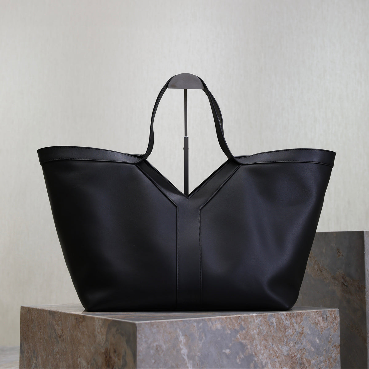 YSL 25S Y TOTE 50 IN BLACK CALFSKIN GOLD HARDWRE
