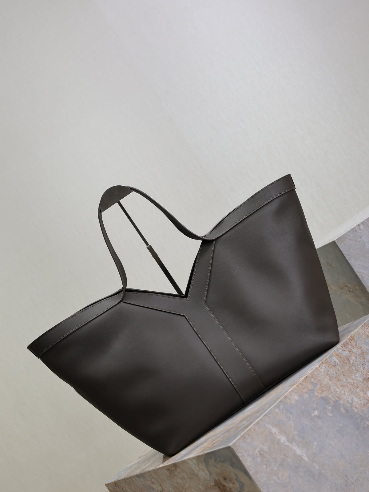 YSL 25S Y MAXI TOTE 50 IN MUTED CHARCOAL CALFSKIN GOLD HARDWRE