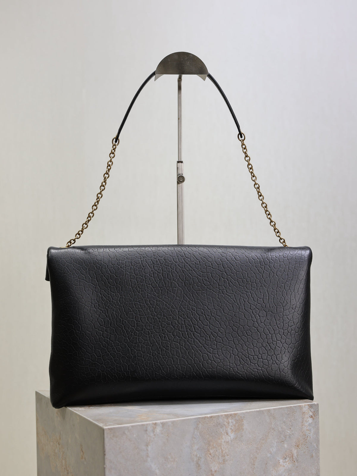 YSL 25S CASSANDRE ENVELOPE MESSENGER 35 IN BLACK LAMBSKIN GOLD HARDWARE