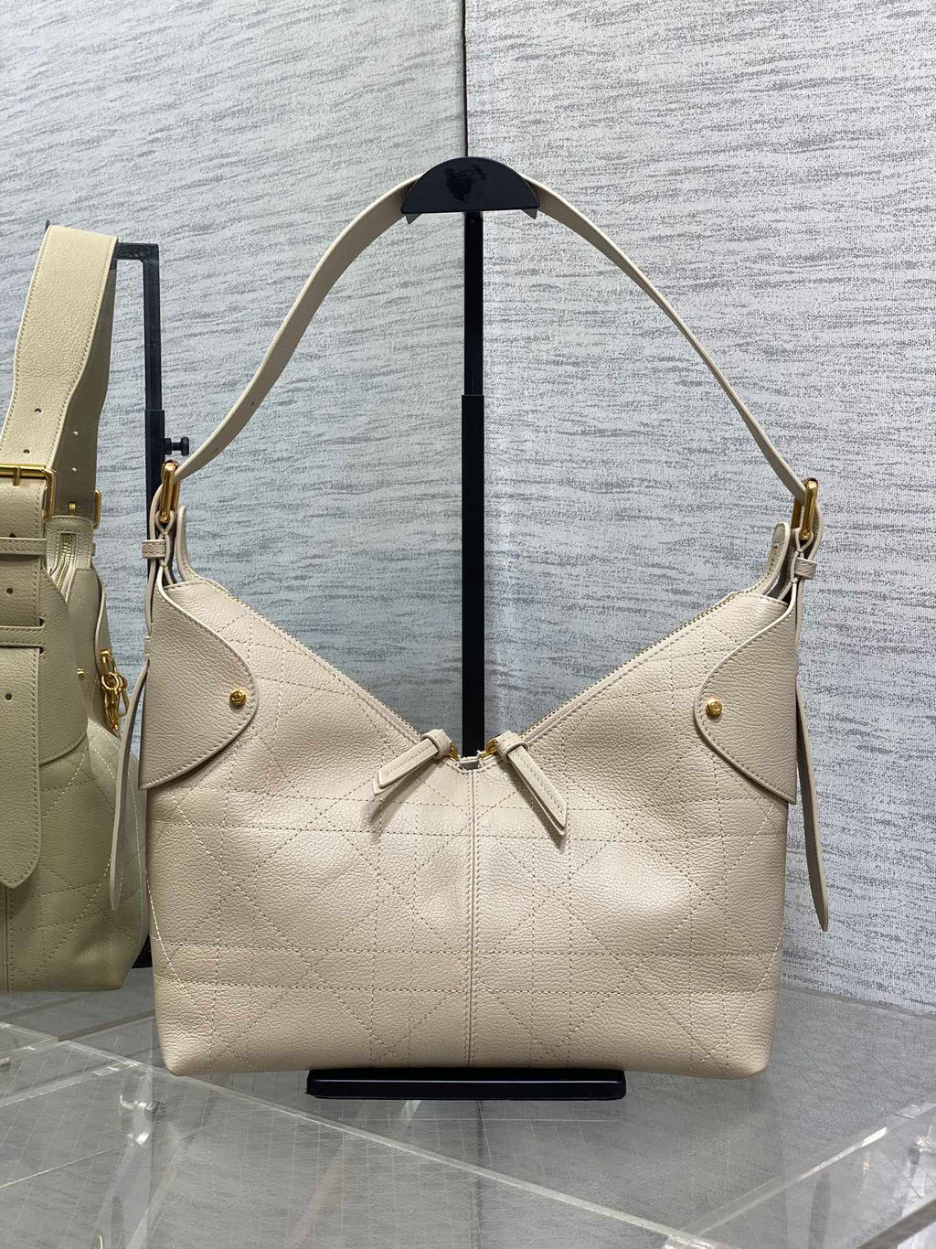 DIOR 25S MEDIUM VOYAGE BAG 28 IN POWDER BEIGE FLAT MACROCANNAGE GRAINED CALFSKIN