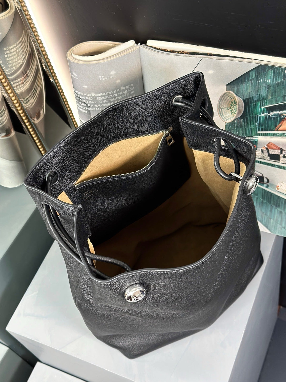 PEBBLE HOBO 40 IN BLACK SUPPLE GRAINED CALFSKIN