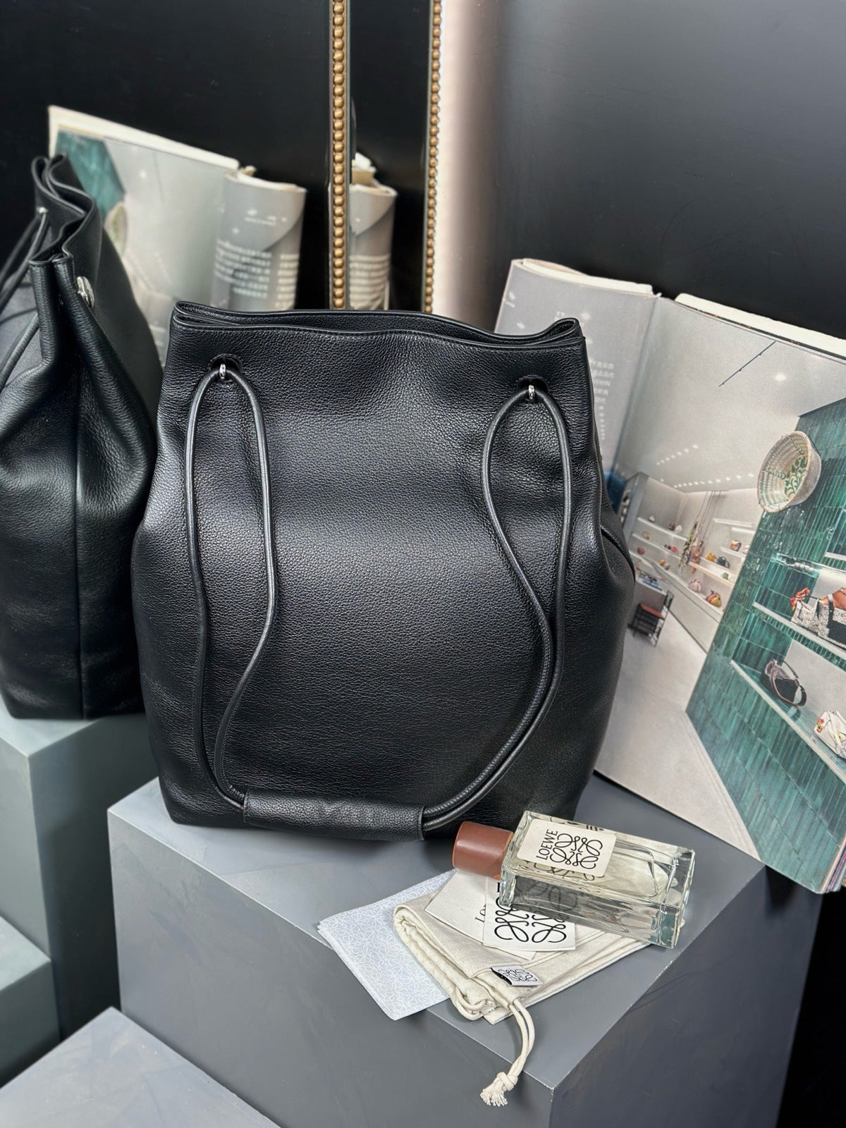 PEBBLE HOBO 40 IN BLACK SUPPLE GRAINED CALFSKIN