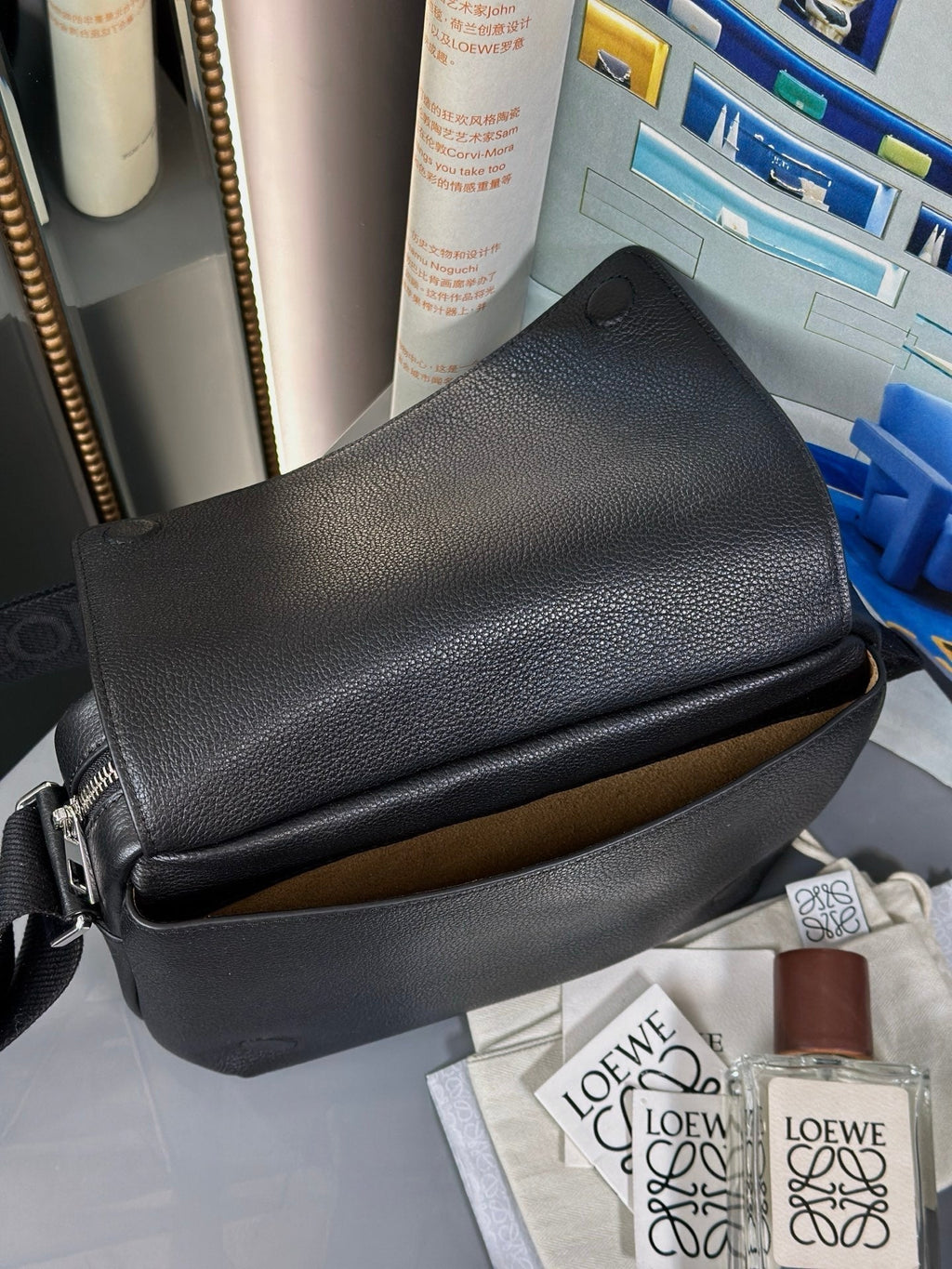 MEDIUM 23 PEBBLE MESSENGER BAG IN BLACK SUPPLE GRAINED CALFSKIN
