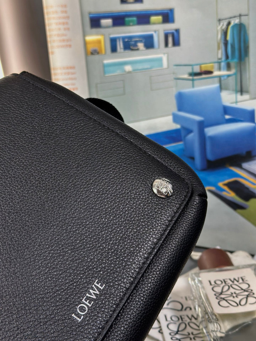 MEDIUM 23 PEBBLE MESSENGER BAG IN BLACK SUPPLE GRAINED CALFSKIN