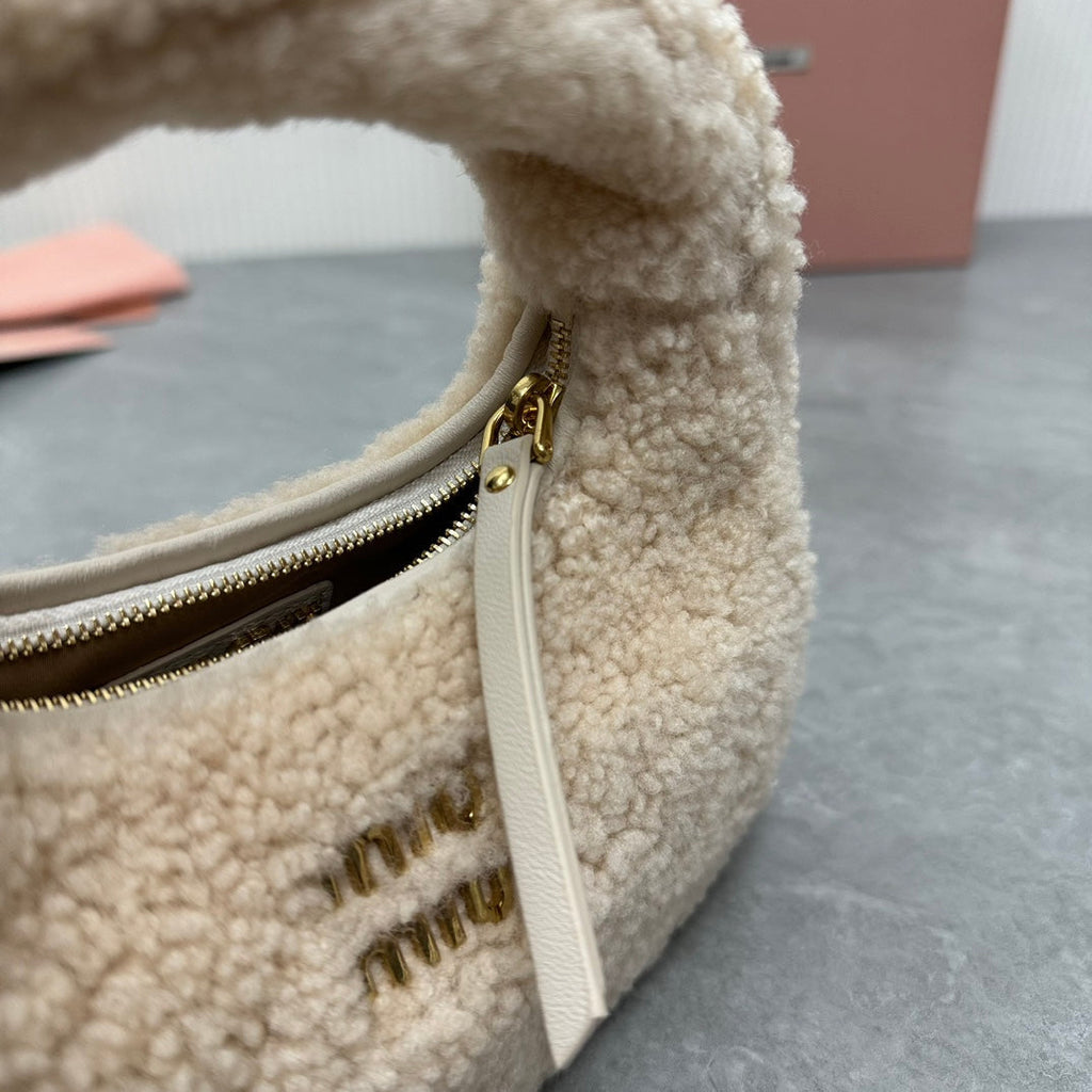 WANDER HOBO BAG 18 IN BEIGE SHEARLING