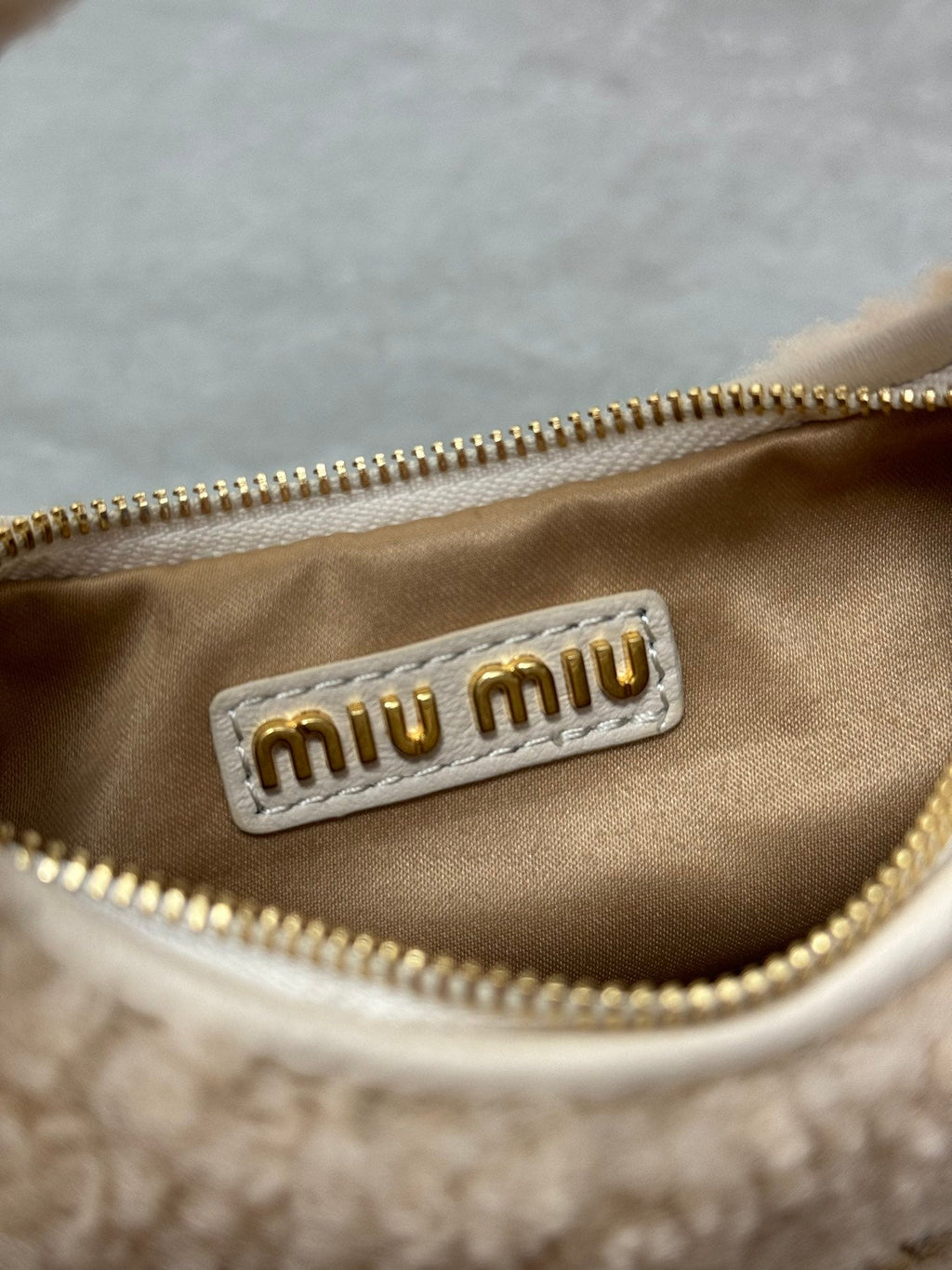 WANDER HOBO BAG 18 IN BEIGE SHEARLING