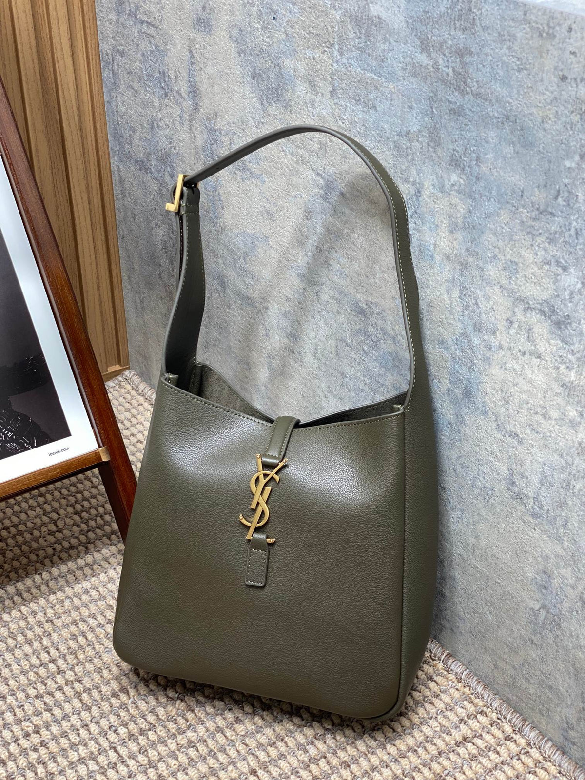 LE 5 À 7 SMALL SUPPLE 22 IN DARK GREEN CALFSKIN GOLD BUCKLE
