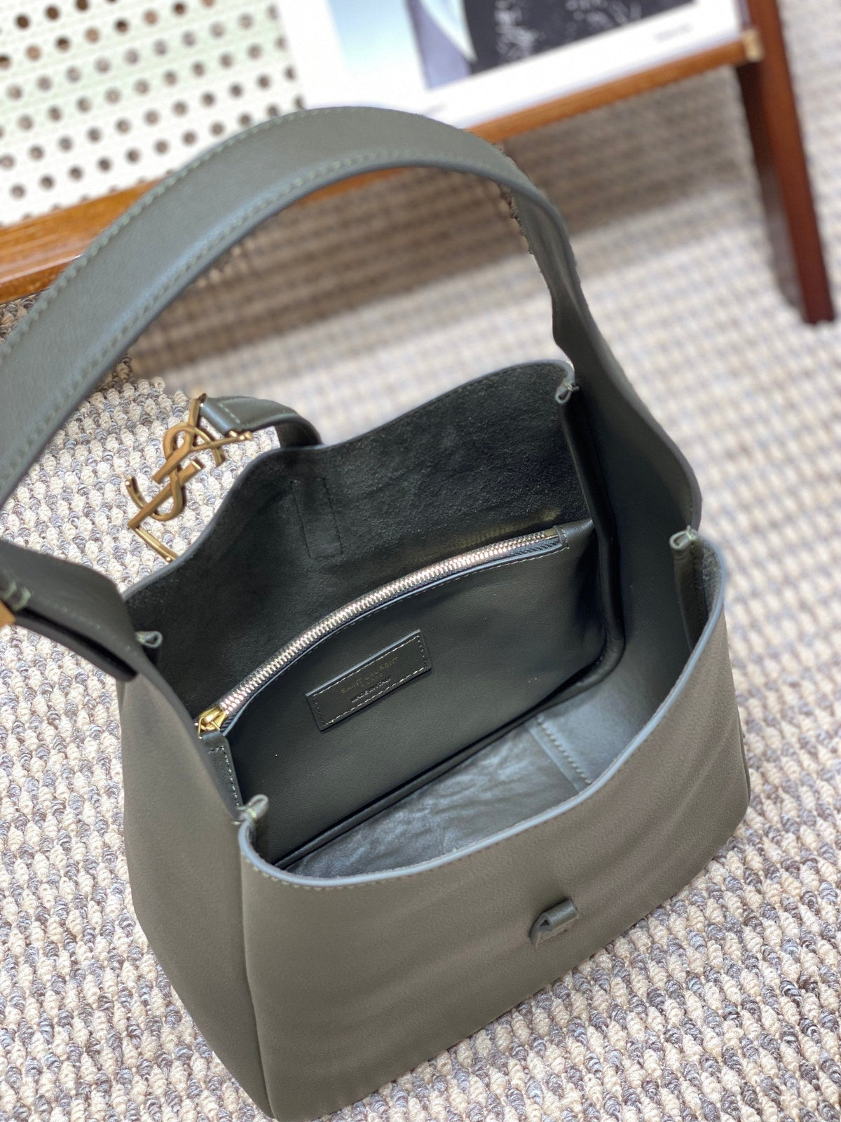 LE 5 À 7 SMALL SUPPLE 22 IN DARK GREEN CALFSKIN GOLD BUCKLE