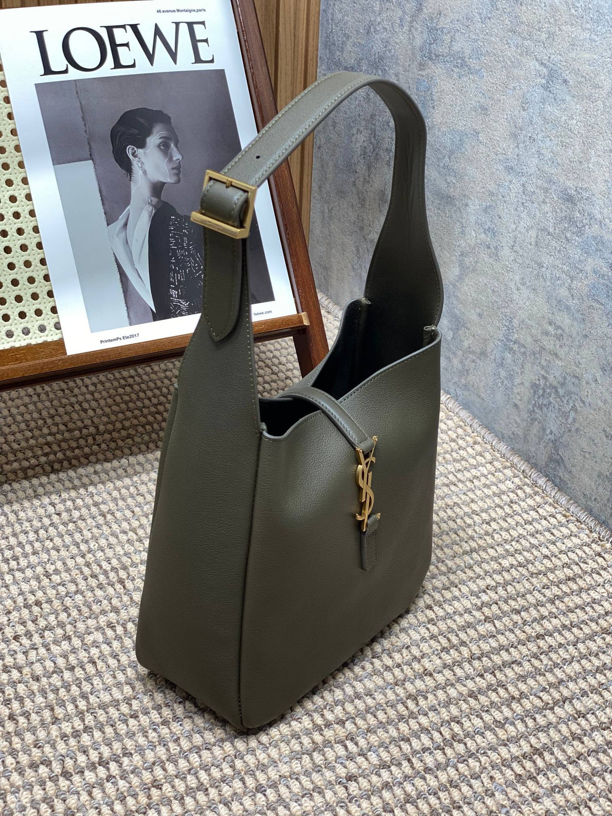 LE 5 À 7 SMALL SUPPLE 22 IN DARK GREEN CALFSKIN GOLD BUCKLE