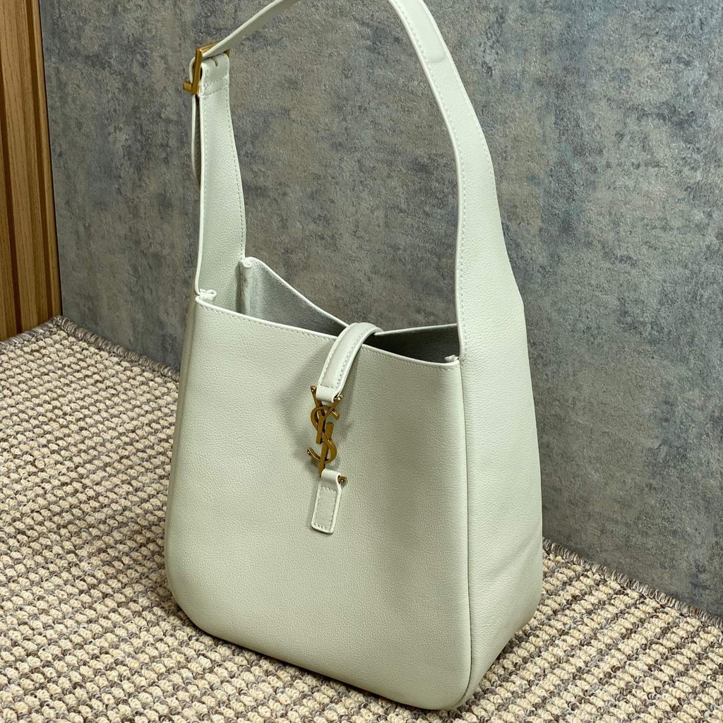LE 5 À 7 SMALL SUPPLE 22 IN WHITE CALFSKIN GOLD BUCKLE