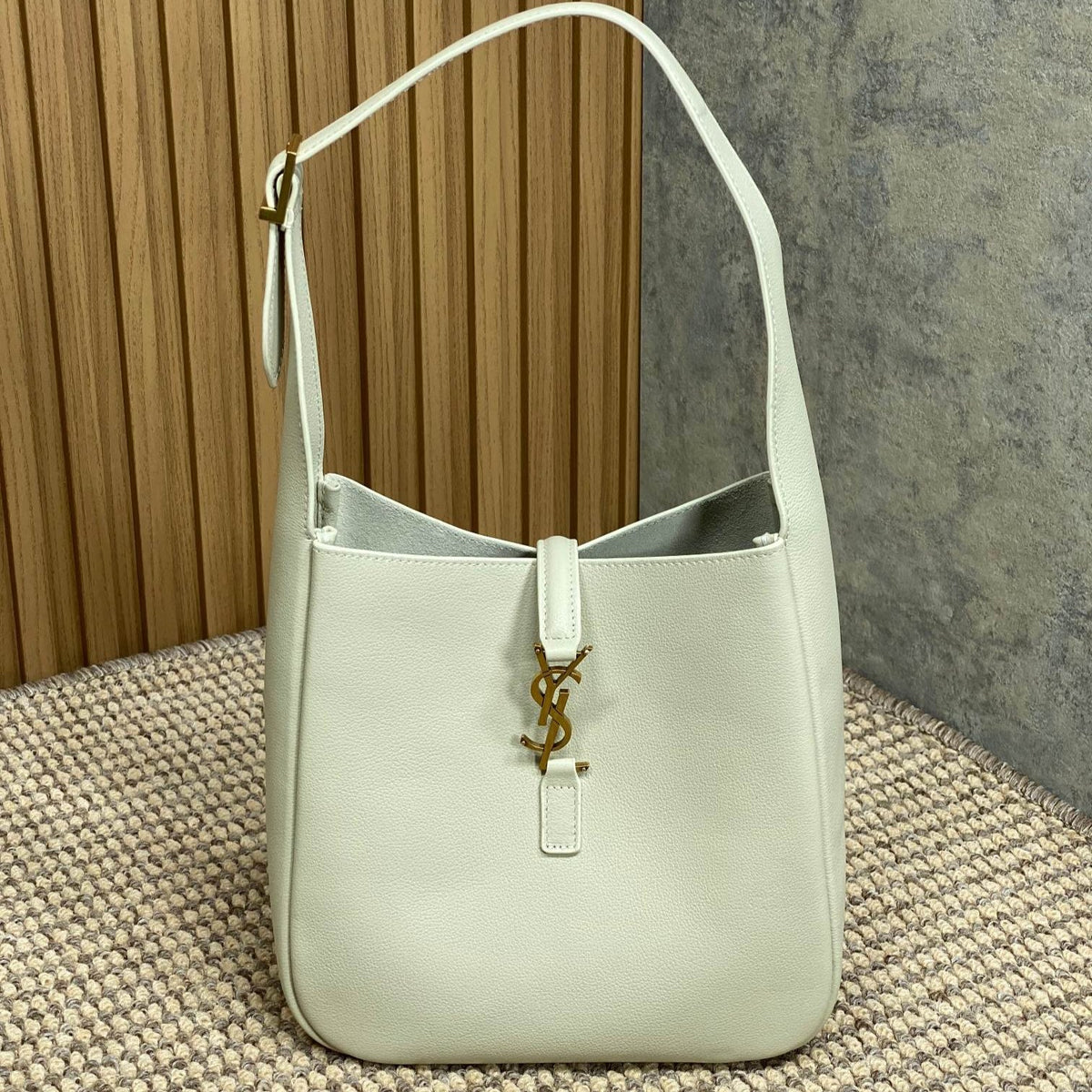 LE 5 À 7 SMALL SUPPLE 22 IN WHITE CALFSKIN GOLD BUCKLE