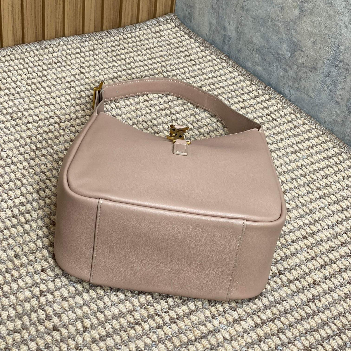 LE 5 À 7 SMALL SUPPLE 22 IN BABBY PINK CALFSKIN GOLD BUCKLE