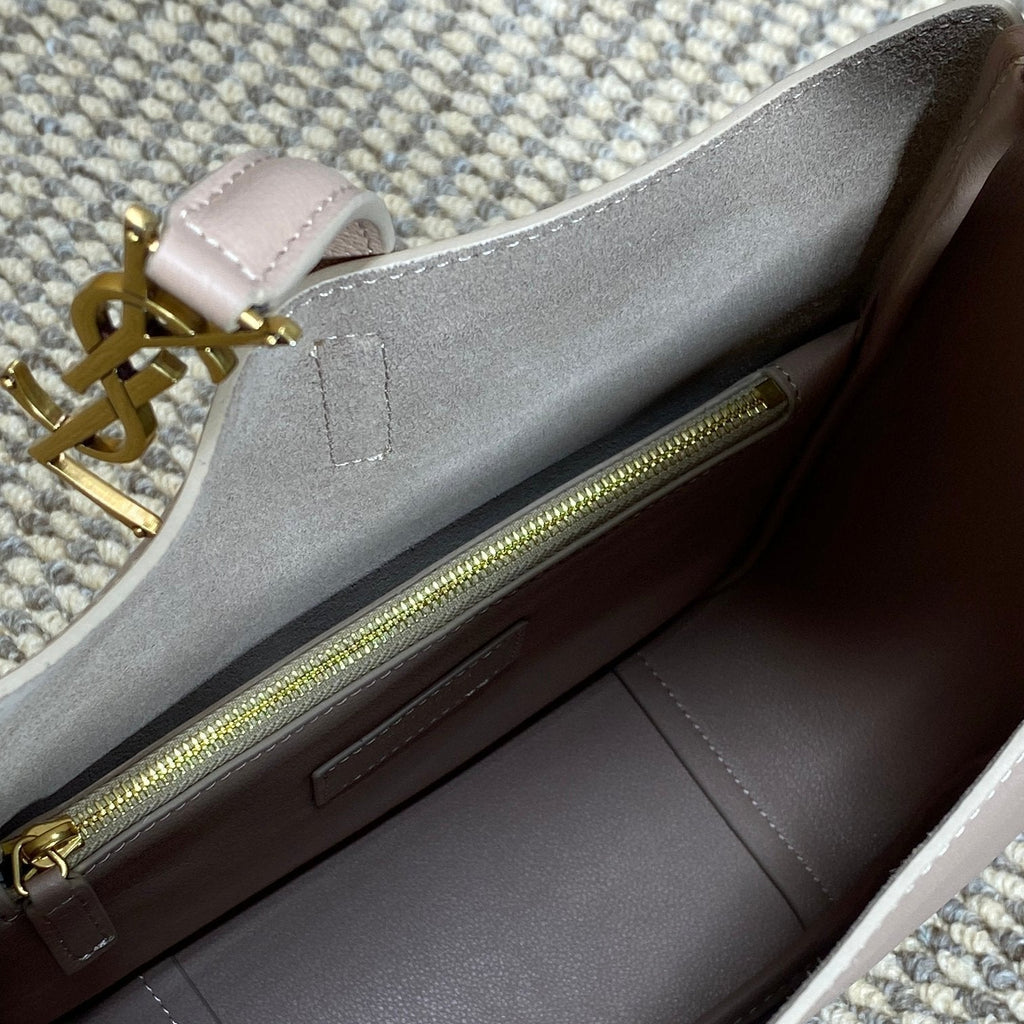 LE 5 À 7 SMALL SUPPLE 22 IN BABBY PINK CALFSKIN GOLD BUCKLE