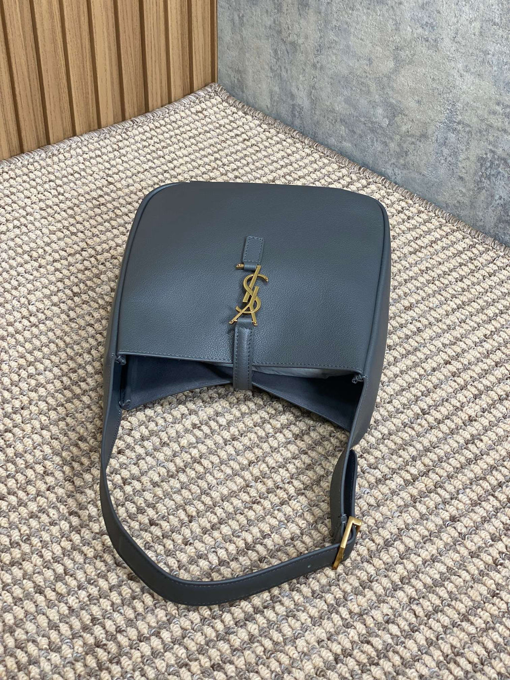 LE 5 À 7 SMALL SUPPLE 22 IN NEPAL BLUE CALFSKIN GOLD BUCKLE