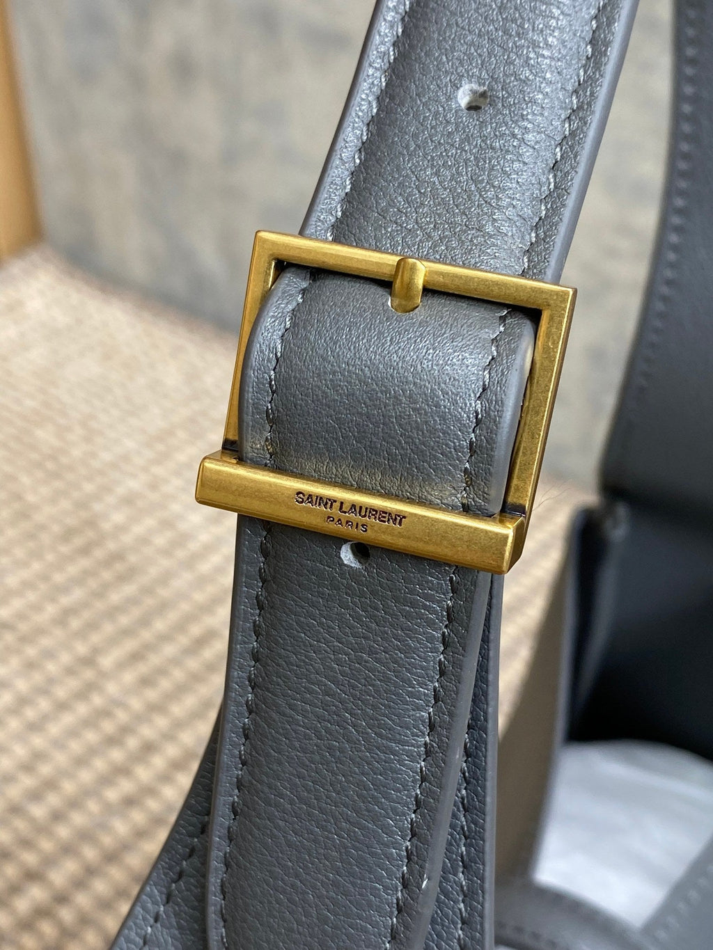 LE 5 À 7 SMALL SUPPLE 22 IN NEPAL BLUE CALFSKIN GOLD BUCKLE
