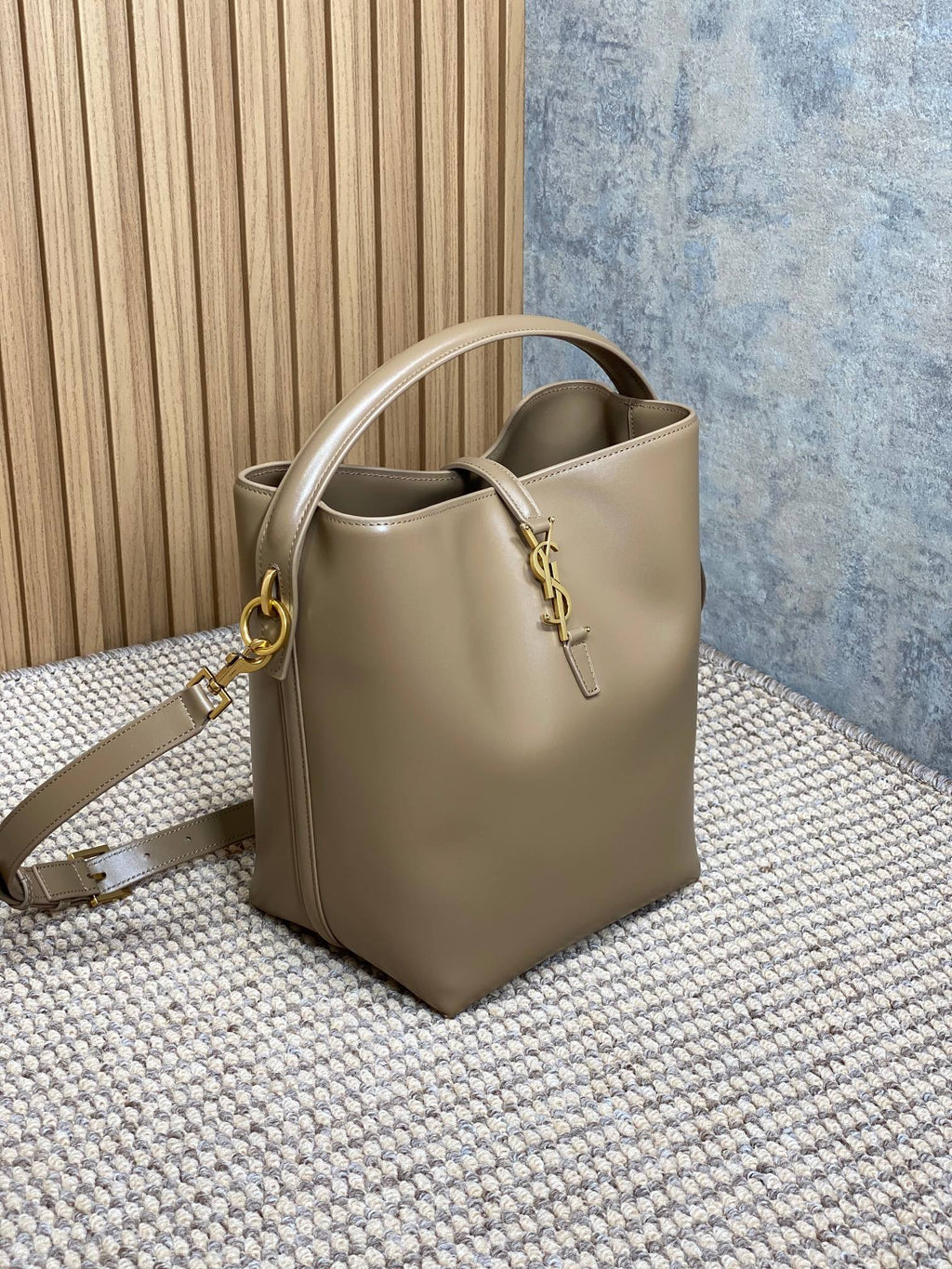 LE 37 MEDIUM BUCKET BAG 25 IN CEDAR BROWN CALFSKIN GOLD HARDWARE