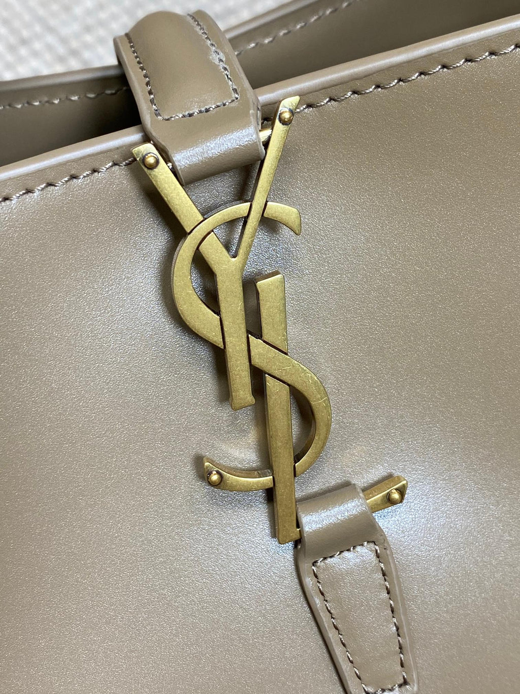 LE 37 SMALL BUCKET BAG 20 IN CEDAR BROWN CALFSKIN GOLD HARDWARE