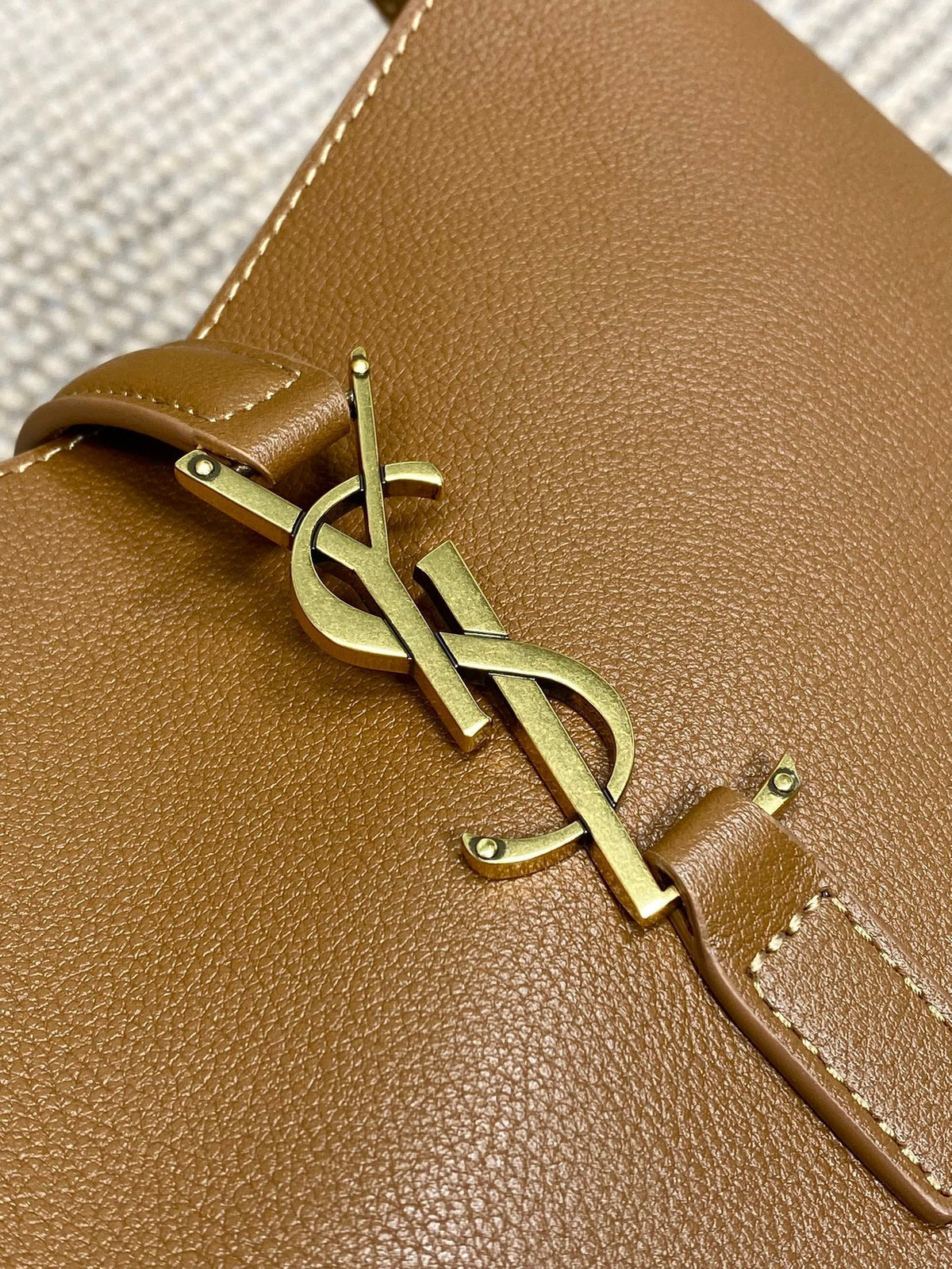 LE 5 À 7 SMALL SUPPLE 22 IN TORTILLA BROWN CALFSKIN GOLD BUCKLE
