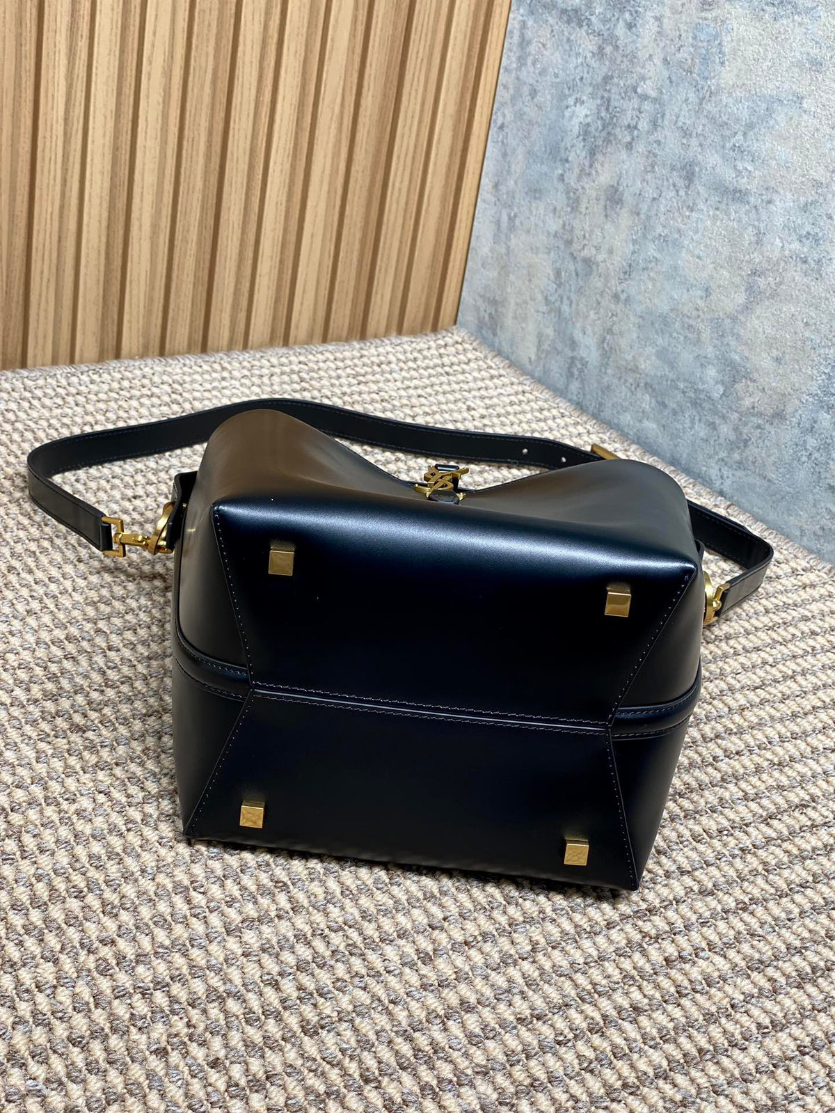LE 37 MEDIUM BUCKET BAG 25 IN BLACK CALFSKIN GOLD HARDWARE