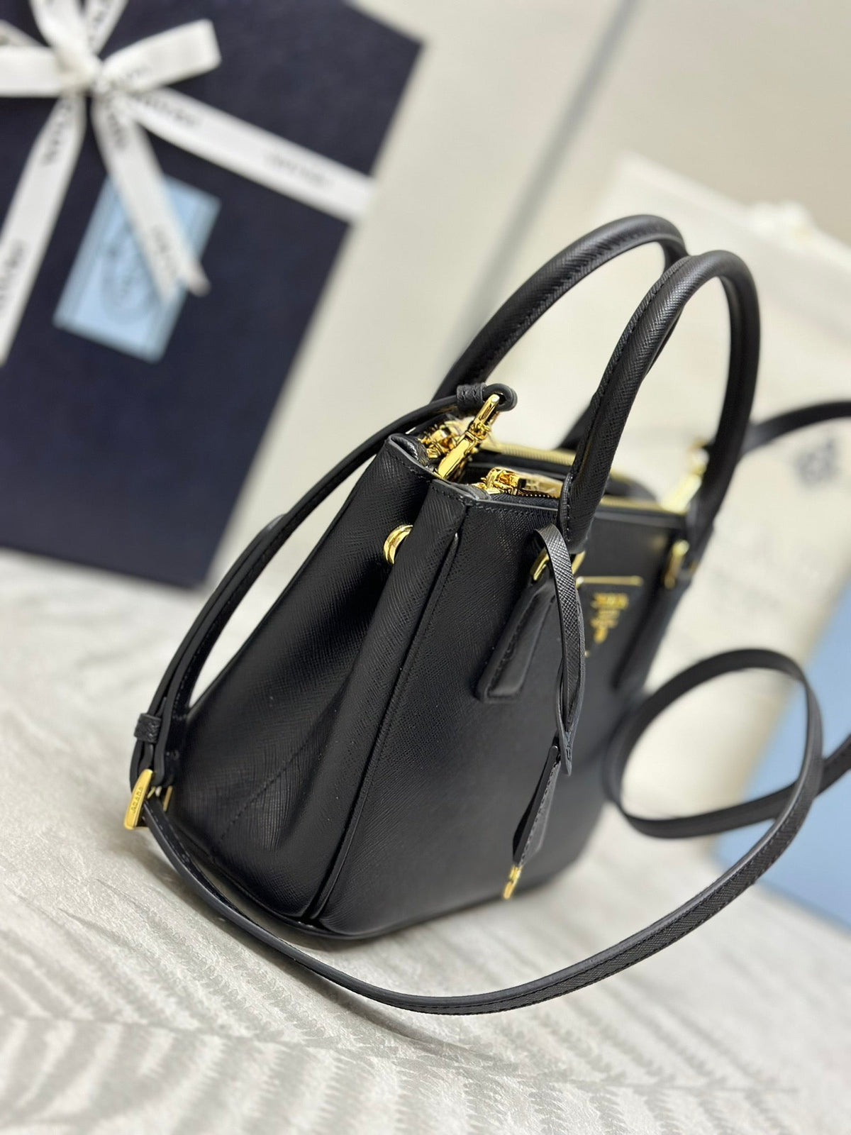 PRADA 25S GALLERIA MEDIUM BAG 20 IN BLACK CALFSKIN GOLD HARDWRE