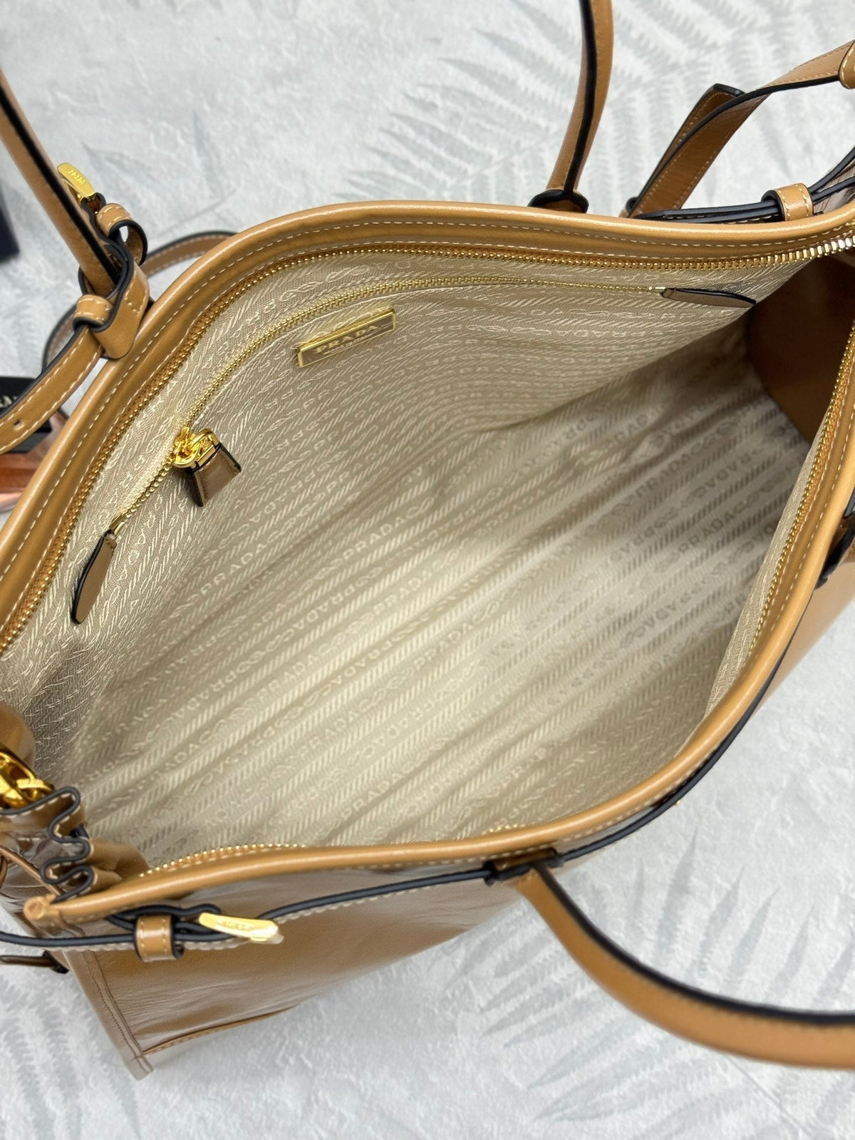 PRADA 25S LUX SOFT BAG 42 IN CARAMEL GLOSSY CALFSKIN GOLD HARDWRE