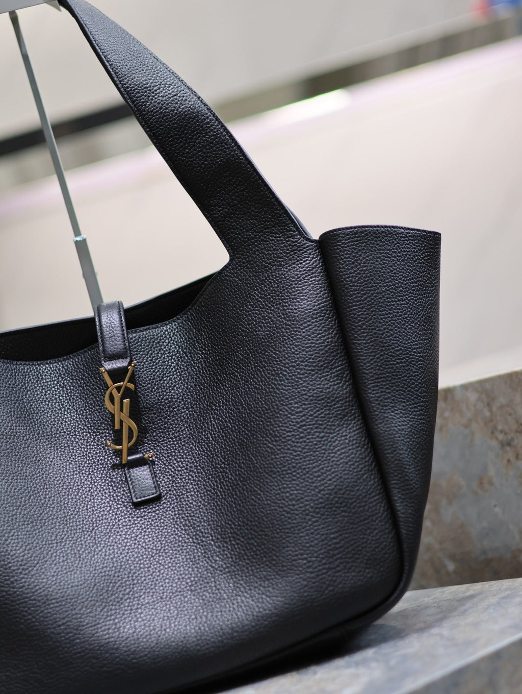 LE 5 À 7 BEA TOTE BAG 50 IN BLACK LAMBSKIN GOLD LOGO