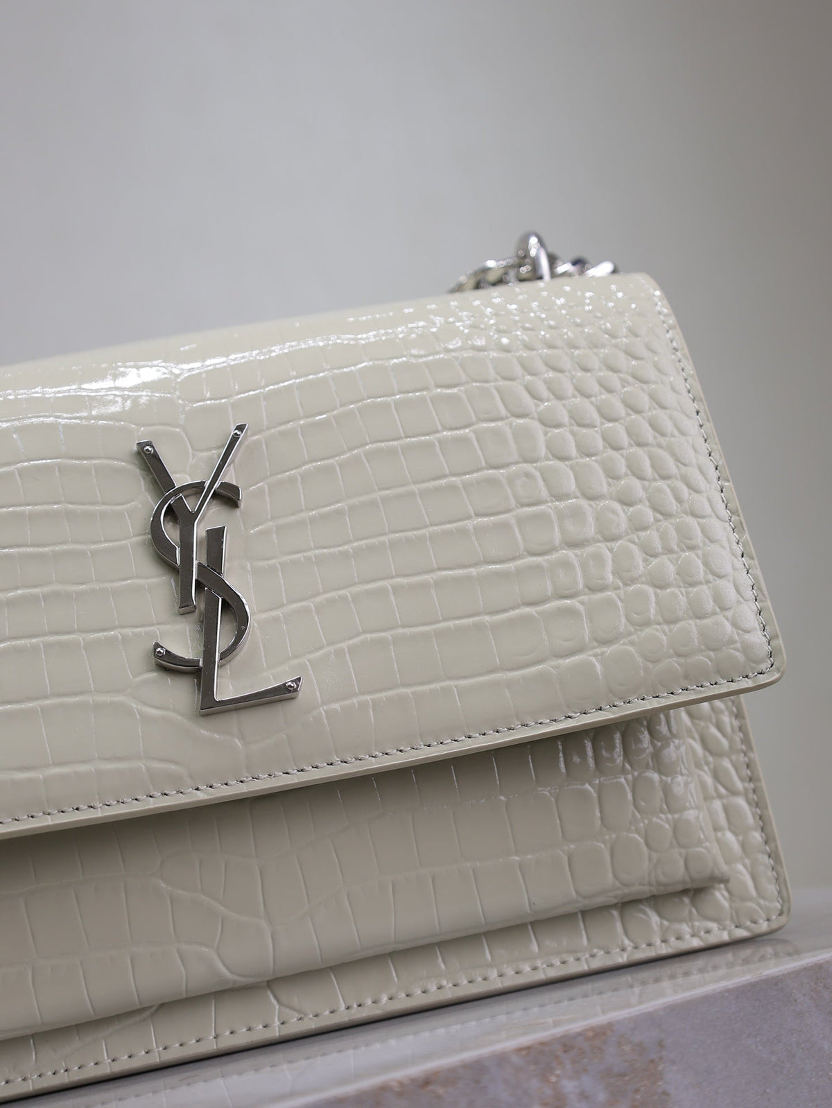 YSL 25S SUNSET MEDIUM 22 IN IVORY CROCODILE-EMBOSSED SHINY CALFSKIN SILVER HARDWRE