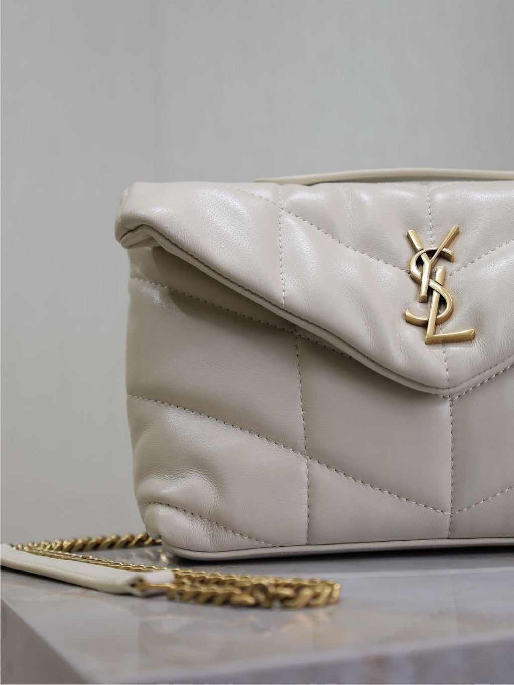 YSL 25S LOULOU PUFFER MINI 23 IN BLANC VINTAGE CALFSKIN GOLD HARDWRE