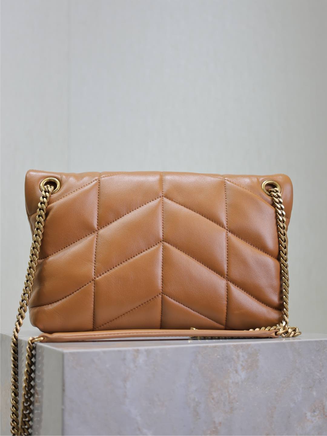 YSL 25S LOULOU PUFFER MM 29 IN CARAMEL CALFSKIN GOLD HARDWARE