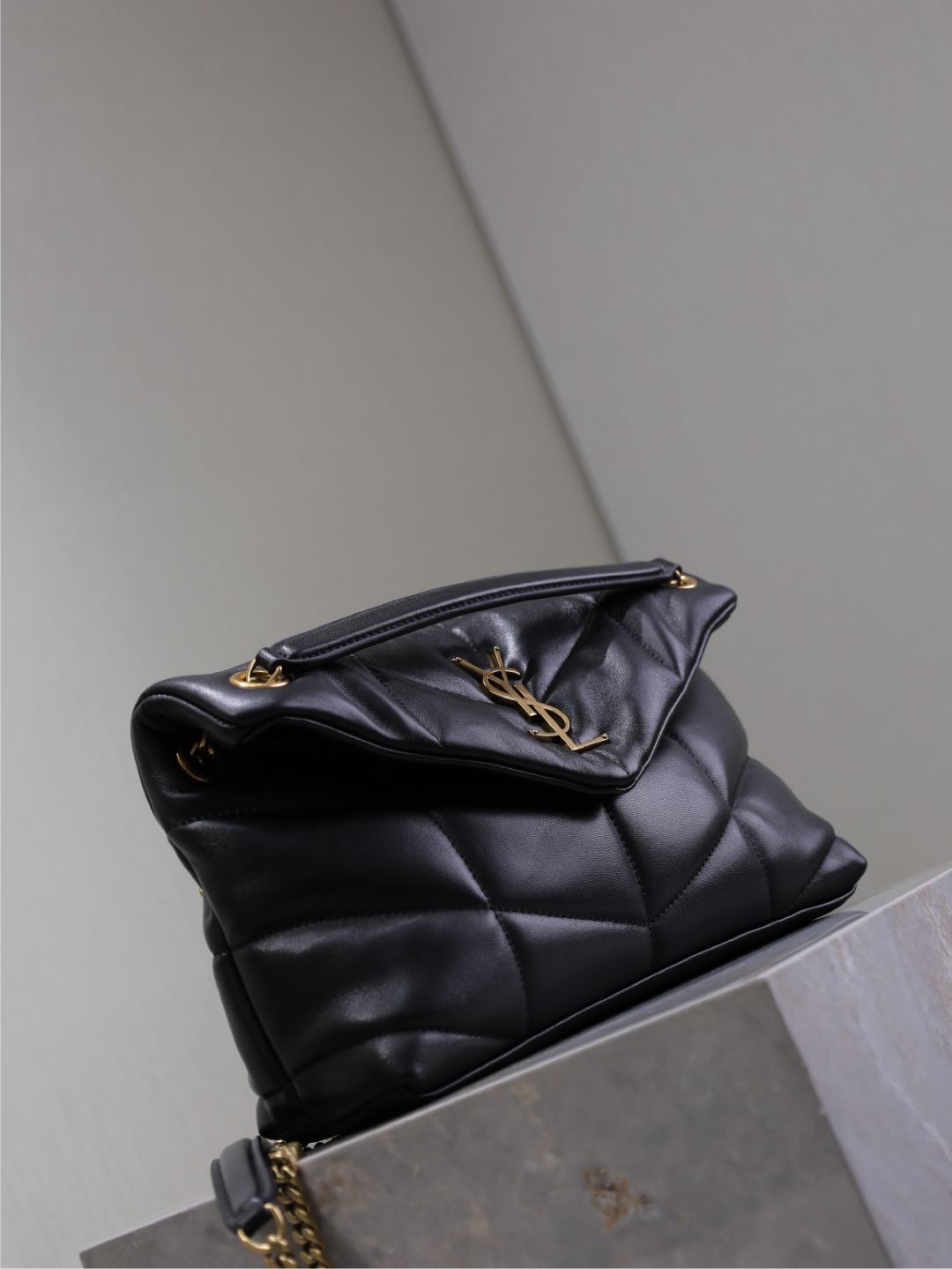 YSL 25S LOULOU PUFFER MM 29 IN BLACK CALFSKIN GOLD HARDWRE